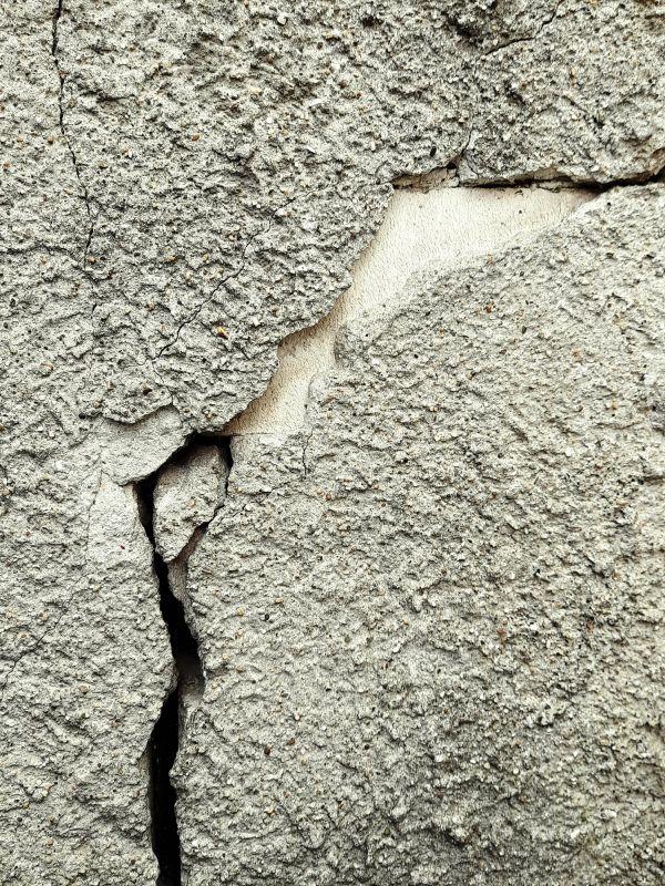 Repairing cracked concrete